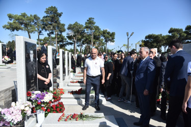 Nəsimi rayon ictimaiyyətinin nümayəndələri Anım Günü münasibətilə Hərbi Memorial Məzarlığı ziyarət etdi.