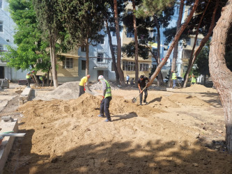 Cavadxan küçəsi 34 və 38 saylı ünvanda abadlıq-quruculuq işləri davam etdirilir.