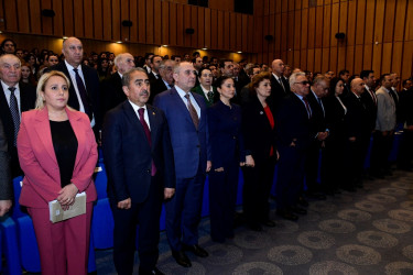 Nəsimi rayonunda Ulu Öndər Heydər Əliyevin anadan olmasının 103-cü ildönümünə həsr olunmuş “Heydər Əliyev irsinin konseptual əsasları: ənənə ilə müasirliyin vəhdəti” mövzusunda tədbir keçirilib