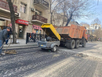 Rəşid Behbudov küçəsi boyu magistral yolda təmir-bərpa işləri aparılıb.