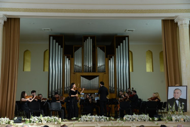 Nəsimi rayonunda Ümummilli lider Heydər Əliyevin anadan olmasının 101 illiyi münasibətilə “Ulu öndər Heydər Əliyev Azərbaycan dövlətçiliyinin xilaskarı, müasir müstəqil Azərbaycanın banisidir ” adlı tədbir keçirilib.