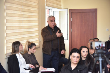 Nəsimi Rayon İcra Hakimiyyətinin başçısı Elxan İbrahimov 1 nömrəli Sahə İnzibati Ərazi Dairəsi üzrə səyyar qəbul keçirib.