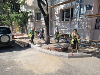 Nəsimi rayonunda binaların fasadında təmir - bərpa işləri davam edir.