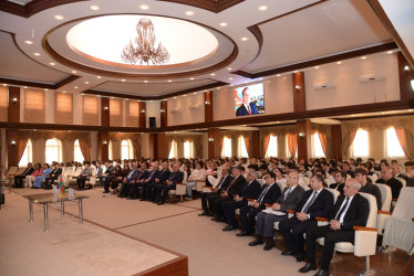 Nəsimi rayonunda “Heydər Əliyev ili” çərçivəsində  “Milli dövlətçiliyimizin xilaskarı” mövzusunda tanınmış jurnalistlərin və ziyalıların iştirakı ilə toplantı keçirilib.