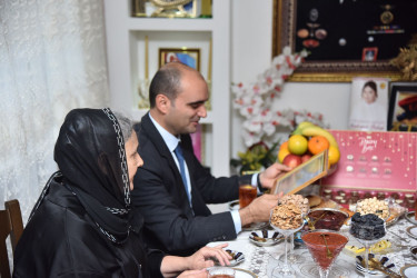 Nəsimi Rayon İcra Hakimiyyətinin başçısı Elxan İbrahimov “Qarabağ” ordenli şəhid kapitan Hüseynzadə Həmidağa Bağı oğlunun ailəsini ziyarət edib.