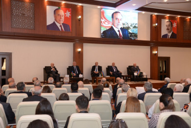 Nəsimi rayonunda “Ulu Öndər Heydər Əliyevin irsi milli sərvətimizdir” mövzusunda elm və tanınmış ziyalıların iştirakı ilə görüş təşkil olunub.