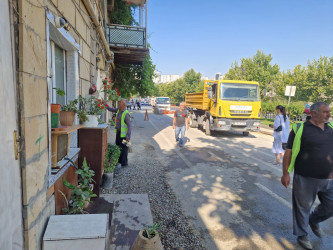 Nəsimi rayonu Mirzə Ağa Əliyev küçəsi boyu binaların fasadlarında təmir-bərpa işləri aparılır