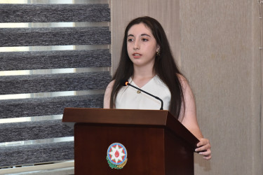 Nəsimi rayon İcra Hakimiyyətində respublikanın ali təhsil müəssisələrinə qəbul imtahanlarında rayon üzrə yüksək bal toplayan məzunlarla görüş keçirilib