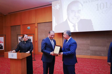 Nəsimi rayonunda Ümummilli lider Heydər Əliyevin anadan olmasının 101-ci ildönümünə həsr edilmiş tədbir keçirilib.