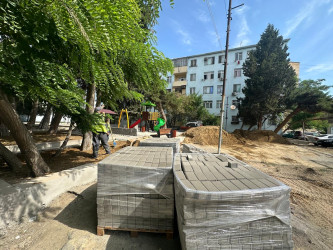 Cavadxan küçəsi 34 və 38 saylı ünvanda abadlıq-quruculuq işləri davam edir.