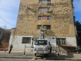 Nəsimi rayonunda şəhərin ümumi estetik görünüşünə xələl gətirən yaşayış binalarının fasadları təmir edilir.