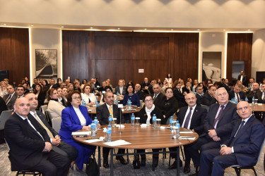 Nəsimi rayonunda Heydər Əliyevin anadan olmasının 102-cİ ildönümünə həsr edilmiş "Bir Xalqın Taleyini Dəyişən Ömür: Heydər Əliyev – Qəlblərdə Yaşayan Lider" mövzusunda tədbir keçirilib.