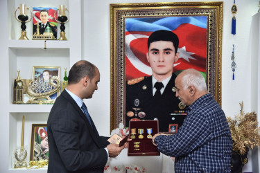 Nəsimi Rayon İcra Hakimiyyətinin başçısı Elxan İbrahimov “Qarabağ” ordenli şəhid kapitan Hüseynzadə Həmidağa Bağı oğlunun ailəsini ziyarət edib.