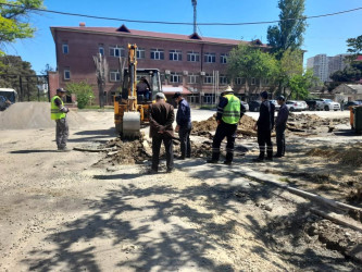 Tbilisi prospekti 68 saylı ünvanda yolda əsaslı təmir işləri aparılır .