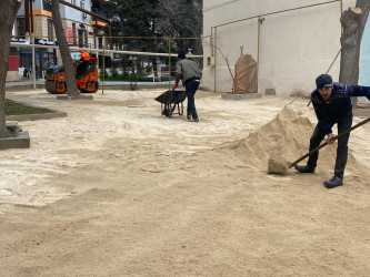 Rayon ərazisində məhəllədaxili yolların asfaltlaşması işləri davam edir.