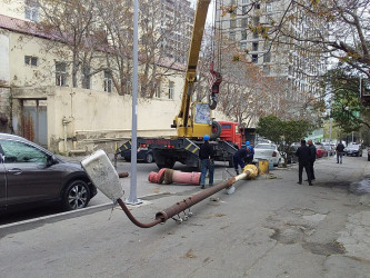 Nəsimi rayonunda küçələrin işıqlandırılması üçün yeni dirəklər quraşdırılır.