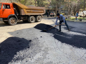 Nəsimi rayonunda məhəllədaxili yollarda abadlıq işləri davam etdirilir.