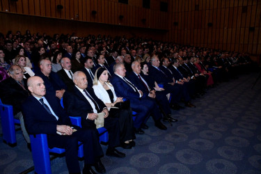Nəsimi rayonunda Ulu Öndər Heydər Əliyevin anadan olmasının 103-cü ildönümünə həsr olunmuş “Heydər Əliyev irsinin konseptual əsasları: ənənə ilə müasirliyin vəhdəti” mövzusunda tədbir keçirilib