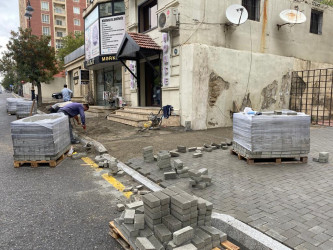 Azadlıq prospekti boyunca piyada səkilərdə təmir və bərpa işləri aparılıb.