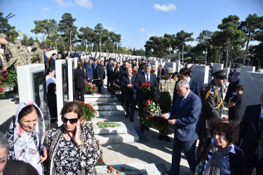 Nəsimi rayon ictimaiyyətinin nümayəndələri Anım Günü münasibətilə Hərbi Memorial Məzarlığı ziyarət etdi.