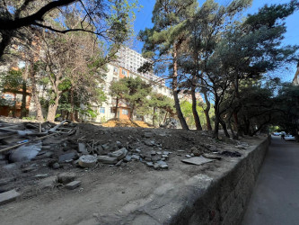 Cavadxan küçəsi 19 saylı ünvanda abadlıq-quruculuq işlərinə başlanılıb.