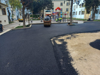 Nəsimi rayonunda binaları əhatə edən məhəllədaxili yollarda asfaltlaşma işləri aparılıb.