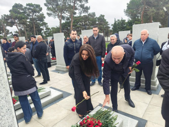 Nəsimi rayon ictimaiyyətinin nümayəndələri Anım Günü münasibətilə Hərbi Memorial Məzarlığı ziyarət etdi.
