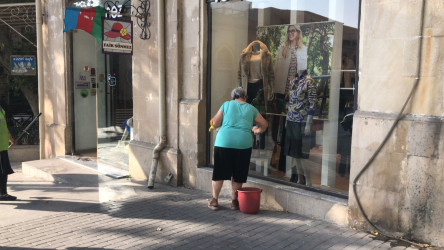 Ticarət obyektlərinin vitrinlərində sanitar təmizlik işləri aparılıb.