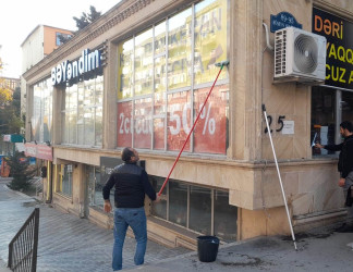 Ticarət obyektlərinin vitrinlərində sanitar təmizlik işləri aparıldı.