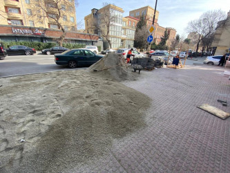 Nəsimi rayonunda C.Hacıbəyli küçəsinin piyada səkilərində aparılan təmir və bərpa işləri görülür