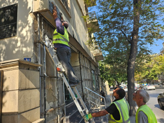 Nəsimi rayonunda binaların fasadında, istinad divarlarında təmir - bərpa işləri aparılır.