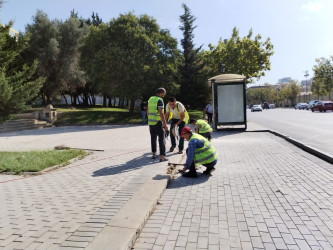 Bakıxanov küçəsi Sevil Qazıyeva parkında cari təmir işləri aparılıb.