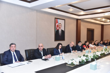 Nəsimi Rayon İcra Hakimiyyətində tam orta ümumtəhsil məktəblərinin və məktəbdənkənar təhsil müəssisələrinin rəhbərlərinin iştirakı ilə müşavirə keçirilib