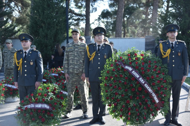 Nəsimi rayon ictimaiyyətinin nümayəndələri Anım Günü münasibətilə Hərbi Memorial Məzarlığı ziyarət etdi.