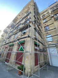 Nəsimi rayon 28 May küçəsi 20 saylı  ünvanda tarixi binanın fasadında bərpa işləri aparılır.