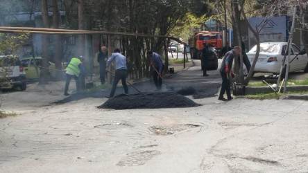 Nəsimi rayonunda məhəllədaxili yollarda abadlıq işləri davam etdirilir.