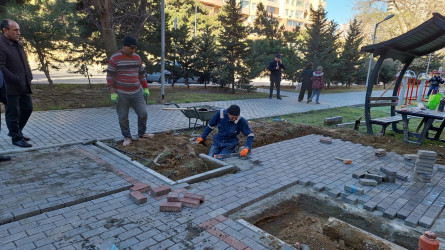 Nəsimi rayonu 4-cü mikrorayonda yerləşən İzmit parkında cari təmir işləri aparılır.