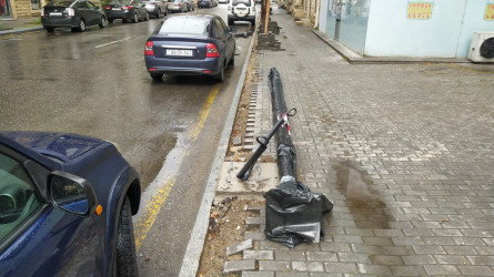 Nəsimi rayonunda küçələrin işıqlandırılması üçün yeni dirəklər quraşdırılır.