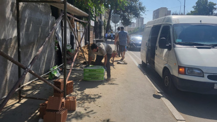 Nəsimi rayonunda binaların fasadında, istinad divarlarında təmir - bərpa işləri aparılır.