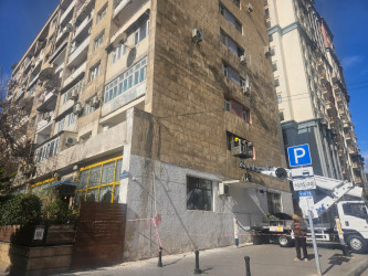 Nəsimi rayonunda şəhərin ümumi estetik görünüşünə xələl gətirən yaşayış binalarının fasadları təmir edilir.