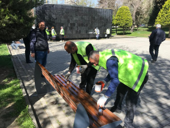 Mərkəzi küçə və prospektlərdə yeni kiçik tullantılar üçün qablar quraşdırılıb, cari təmir işləri aparılıb.