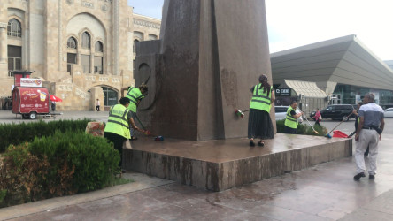 Parklarda heykəllər və abidələr yuyulmuş ətrafında təmizlik işləri aparılmışdır.