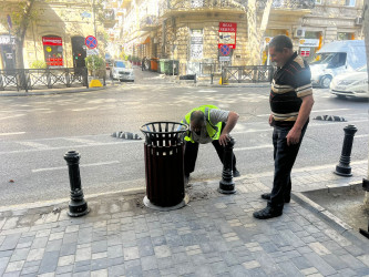 Nəsimi rayonunda kiçik tullantılar üçün nəzərdə tutulmuş yeni kiçik ölçülü tullantı qablarının quraşdırılması işləri həyata keçirilir.