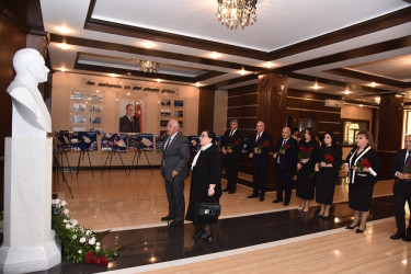 Nəsimi rayonunda Ümummilli lider Heydər Əliyevin anadan olmasının 102 illiyi münasibətilə “Ulu öndər Heydər Əliyev müasir müstəqil Azərbaycanın banisidir ” adlı tədbir keçirilib.