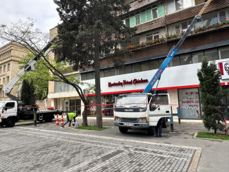 Nəsimi rayonu Üzeyir Hacıbəyov küçəsində binanın fasadında bərpa işləri aparılıb.