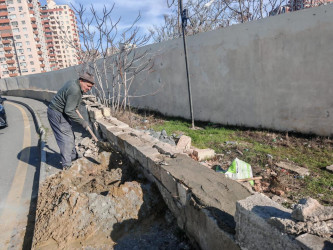 Nəsimi rayonunda şəhərin ümumi estetik görünüşünə xələl gətirən yaşayış binalarının fasadları təmir edilir.
