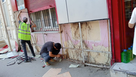 Ticarət obyektlərinin fasadında, yol kənarlarının hasar və istinad divarlarında təmir işləri aparılıb.