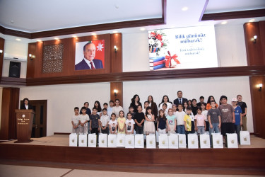 15 Sentyabr - Bilik Günü və 2026/2027-ci tədris ilinin başlanması münasibətilə Nəsimi rayon İcra Hakimiyyəti tərəfindən bir qrup məktəbliyə məktəbli formaları verilmişdir.