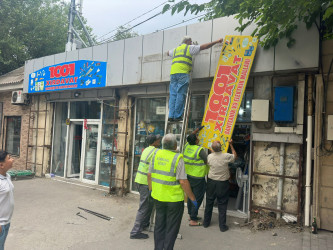 Ticarət obyektlərinin fasadında, yol kənarlarının hasar və istinad divarlarında təmir işləri aparılıb.