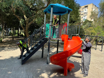 Mir Cəlal küçəsində yerləşən parkda cari təmir işləri aparılır.